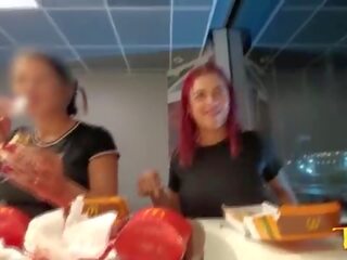 Duas safada aprontando com os peitos de fora enquanto comem không mcdonaldâs - anjinha tatuada oficial