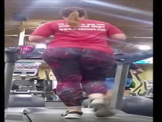 Jiggly lợi phẩm cô gái tóc vàng pawg trên treadmill