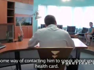 Therapist fucks pacient na a stôl