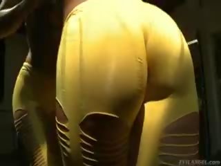 Brooklyn Lee Sticks Her Butt Out With Her great Yellow Spandex