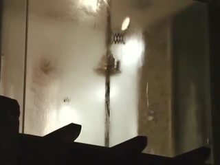 Lisa τριψίματα αυτήν μουνί σε ο μπάνιο και παίρνει καυλωμένος/η ταινία