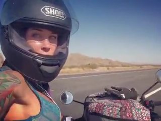 Felicity feline motorcycle femme fatale cabalgando aprilia en sujetador