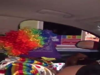Clown wird manhood gesaugt während ordering nahrung