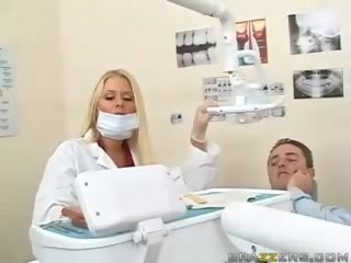 Elit tonårs bystiga blondin dentist vids henne klantskallar till en patienten