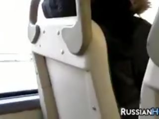 Dojemný tento holky stehýnka na the autobus