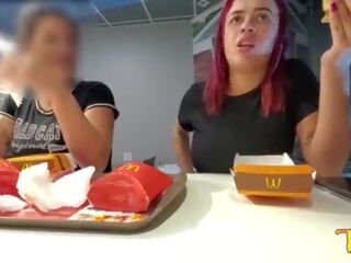 Duas safada aprontando com os peitos de fora enquanto comem không mcdonaldâs - anjinha tatuada oficial