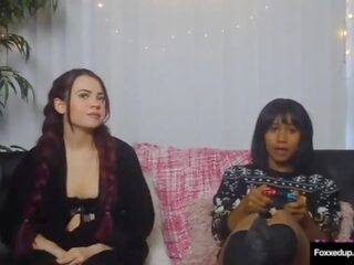 Lang haired lesbo sabina rouge verleidt lief gamer dame jenna foxx&excl;