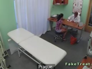Medicinska sestra in doktor fukanje mađijanje bolnik v ponaredek bolnišnica