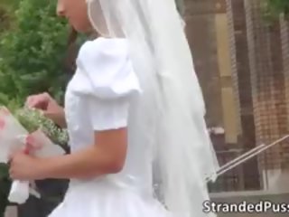 Séduisant jeune mariée suce une grand dur putz