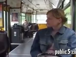 Dojení ji velký prsa v veřejné na the autobus