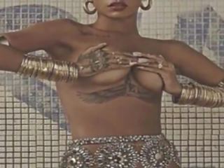 Rihanna disrobed trong độ nét cao: 