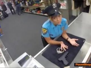 Warga latina polis filem off beliau punggung untuk wang