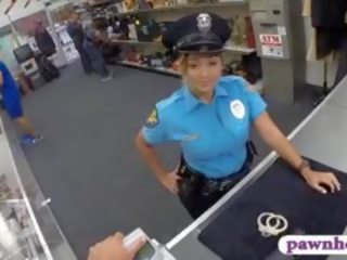 Uczennica bezpieczeństwo oficer pawns jej rzeczy i pieprzony do zarabiać pieniądze