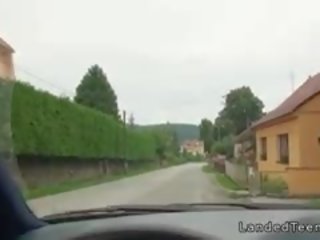 Blondynka amatorskie hitchhiker grzywka w samochód pov