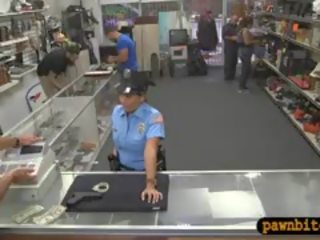Ogromny cycuszki bezpieczeństwo oficer dostaje pieprzony w the pawnshop