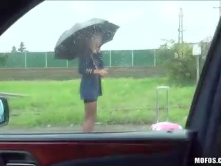 Αεροσυνοδός παίρνει χτυπούσαν για hitchhiking από ένα stra