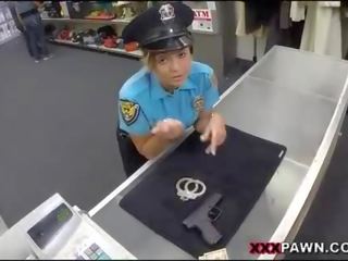 Bezpieczeństwo oficer wbity w the pawnshop