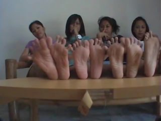 4 girls wide toe nyebar