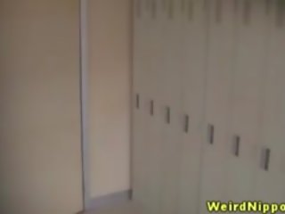 Japoniškas mėgėjiškas vujaristas spycam į as užrakinama spintelė kambarys