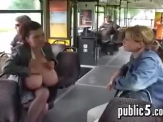 Dojenie ju veľký prsníky v verejnosť na the autobus