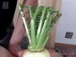 Nahý asijské dospívající dostane chlupatý kretén přibil s vegetables