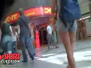 Це є просто a загальний недосвідчена seductress носіння в коротка шорти але вона зовнішність так wonderful