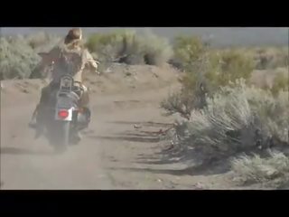 Nahk mootorrattur shemale sisse nevada desert koos anaaltapp